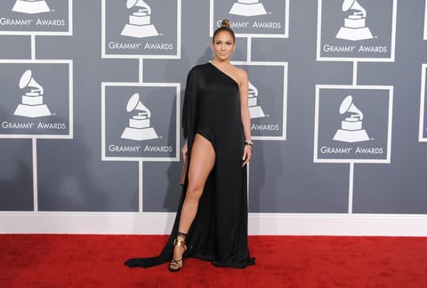 Jennifer Lopez posó ante los fotógrafos con un atrevido vestido negro.