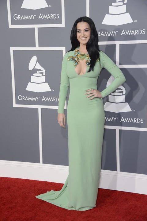 Katy Perry lució un vestido verde con gran escote.
