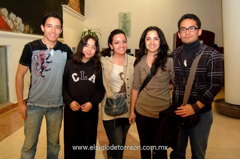 Fernando, Monse, Marcela, Sofía y Jorge.