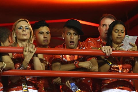 El futbolista Neymar asistió a disfrutar del carnaval de Río de Janeiro.