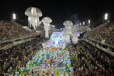 Los desfiles de las escuelas de samba, cada una con hasta 5,000 integrantes y reforzadas por carrozas alegóricas y enormes orquestas, son considerados la principal atracción del carnaval de Río y el mayor espectáculo del mundo al aire libre.