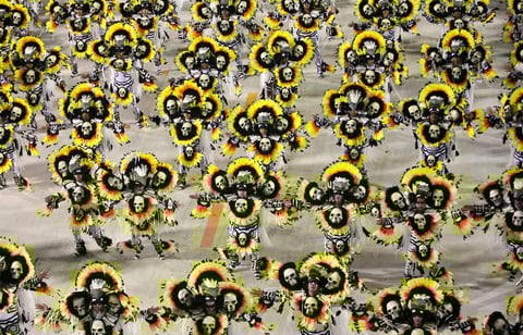 Los desfiles llenaron de color el el sambódromo de Río de Janeiro.