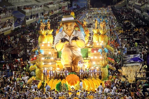 Escuelas de samba se lucieron con llamativas carrozas en  el Carnaval de Río de Janeiro.
