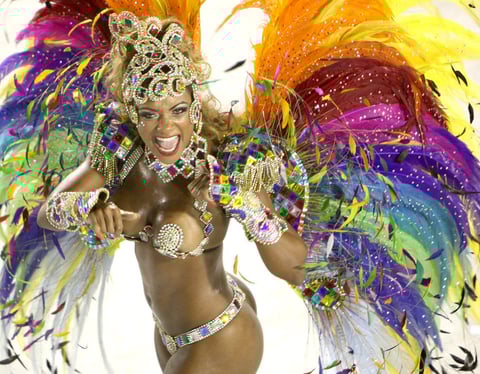 Las esculturales bailarinas deleitan las miradas de miles de turistas que acuden al Carnaval de Río de Janeiro.