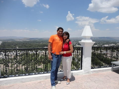 En la iglesia Madero en Parras, Coah., con mi novio Adrián Ramírez.