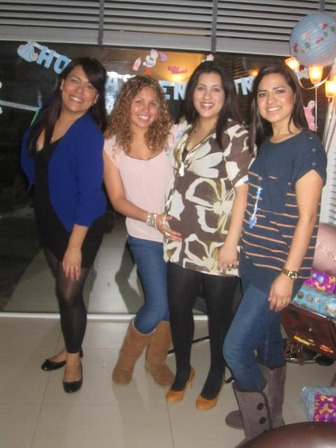 Festejando el baby shower de Alejandra García, acompañada de Wendy ,Guillermina Ramirez y Lupita Martell en la ciudad de Eindhoven Holanda