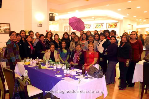 LA FESTEJADA  acompañada de familiares y amigas asistentes a su bonita despedida por su próximo matrimonio con el Sr. José Daniel Valdez García.