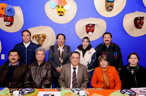 Alfonso  Muñoz Morales y Sandra Luz Martínez Hernández en su cumpleaños, celebrado por sus compañeros de trabajo Guillermo Rodríguez, Luis Humberto Rodríguez, Adán Méndez, Irma Leticia Salas, Armando Valenzuela, María de la Luz Ramos y José Ramón Ocón.