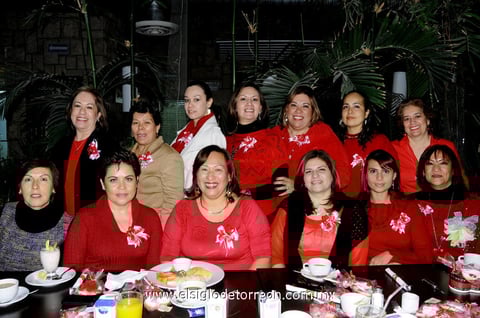 Compañeras  que realizan gimnasia acuática reunidas con motivo del Día de San Valentín.