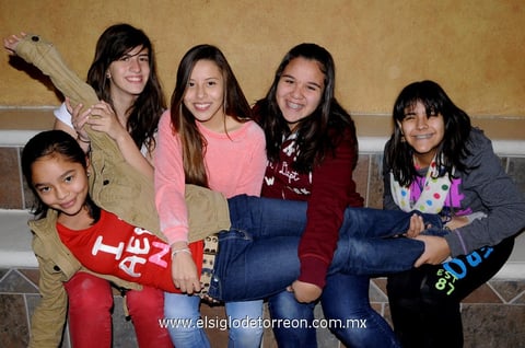 Ely, Fer, Dany, Katy y Karol.