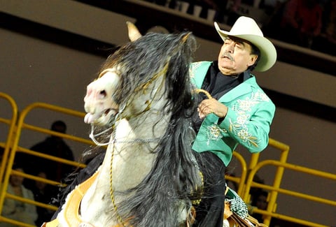 Joan Sebastian, conocido como "El Rey del Jaripeo", ofreció anoche en la región un gran espectáculo, para continuar con los festejos del Día del Amor y la Amistad.