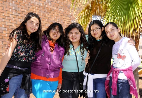 Marcela  Karen, Nancy, Karen e Itzel.