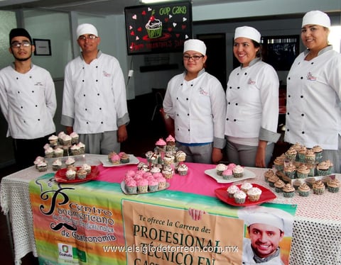 Alumnos de la Carrera de Gastronomía del CEPEPAC durante una presentación realizada.