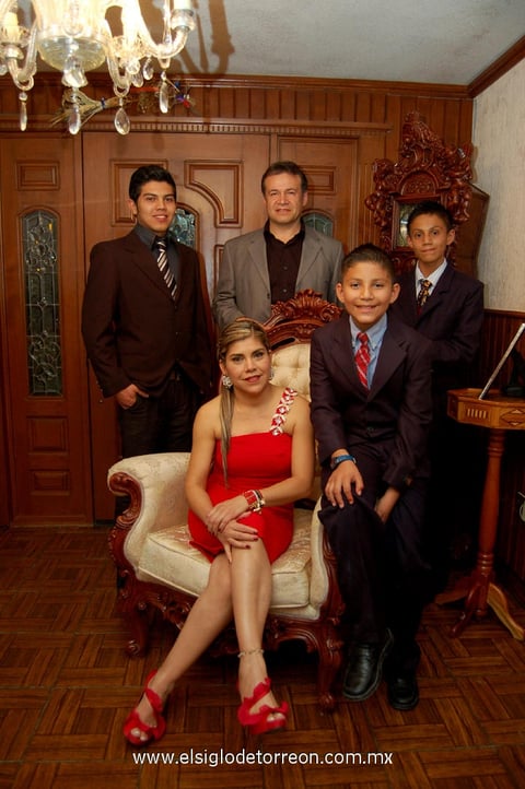 DR. Luis Felipe  Rivas y su esposa Beatriz de Rivas celebran un año más de vida, acompañados de sus hijos Ramses, Alan y Christian Rivas Rodríguez.