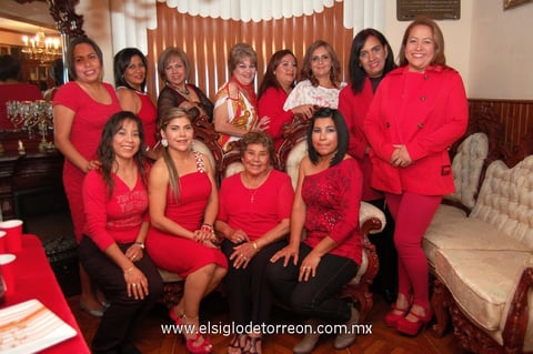 Los festejados  con familiares y amigos asistentes a la bonita reunión.