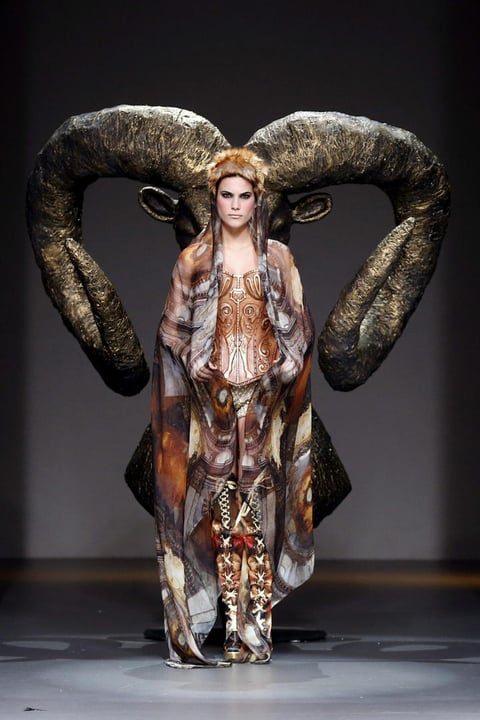 Una modelo luce las creaciones de la colección para la temporada otoño-invierno 2013-2014, de la diseñadora Maya Hansen, con un diseño innovador caracterizado por corsé y estampados en colores café, naranja y negro.