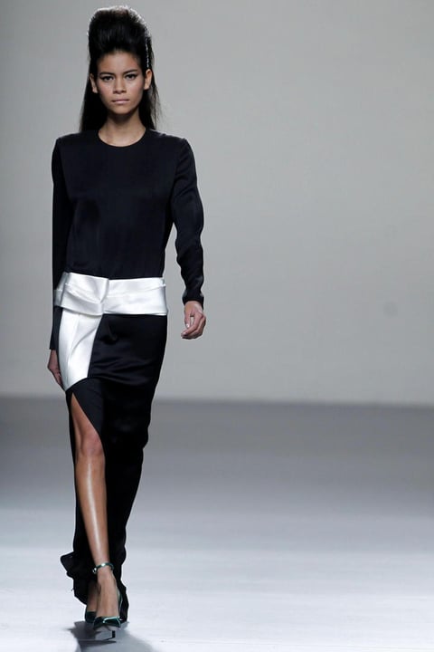 La modelo peruana Juana Burga, luce las creaciones del diseñador Miguel Palacio, el cual destaca por una abertura en la pierna y un cinto blanco.