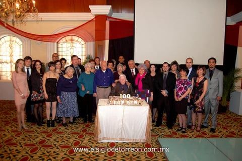 Con elegante recepción fue festejado don Abel Valadez Mesta con motivo de sus 100 años de edad, donde fue acompañado de sus numerosos familiares y amistades cercanas. Durante le festejo el feliz cumpleañero recibió numerosas felicitaciones,
lindos obsequios y disfrutó de alegre música y deliciosos platillos. La asistencia se reunió junto a él para cantarle las tradicionales Mañanitas mientras don Abel apagó las velitas de su pastel. La recepción se prolongó por varias horas en un ambiente
muy agradable