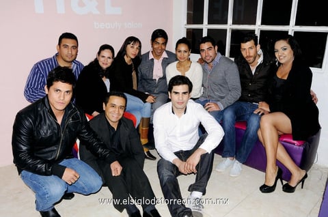 Algunos de los asistentes al brindis.