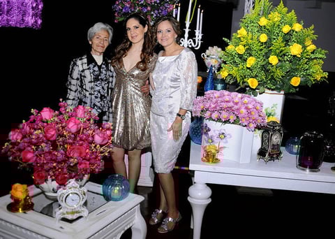 Mayra García Garza en compañía de las organizadoras de su festejo prenupcial: su futura suegra Martha Venegas de Guzmán y su mamá Gaby Garza de García.