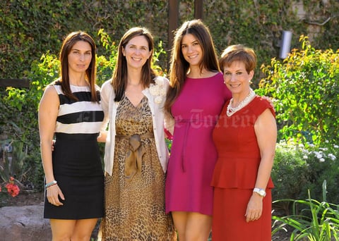 Rosé junto a las anfitrionas de su festejo de canastilla: sus suñadas Blanca e Isabel y su mamá Montserrat.
