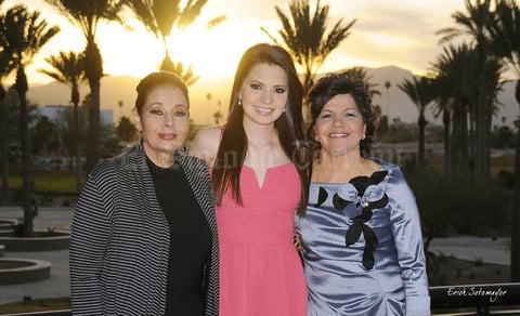 Carolina Ramírez junto a las anfitrionas de la despedida de soltera: su mamá Martha Alicia de la Fuente de Ramírez y su futura suegra Olivia Rascón de Hernández.
