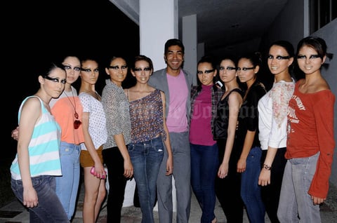 Eduardo Gambelungue con las modelos que participaron en el desfile.
