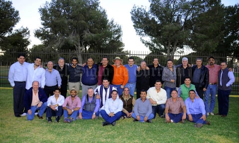 Jaime Ramírez Borjón rodeado de un numeroso grupo de amigos y familiares.
