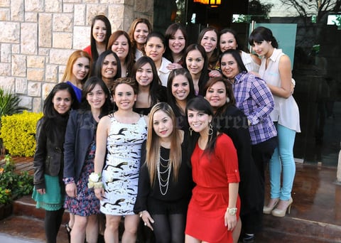 La futura esposa rodeada de un grupo de amigas asistentes a su festejo prenupcial.