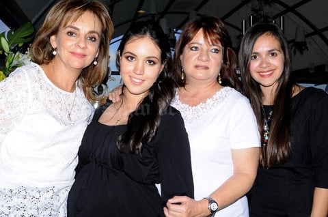 La futura mamá en compañía de las anfitrionas de su canastilla: Malena García, Miriam Pérez Merodio y Sofi Martínez de Rodríguez.