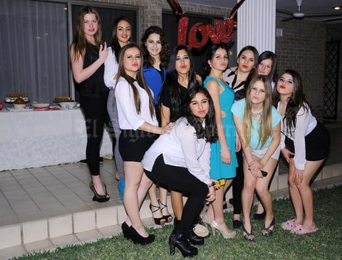 Ana Isabel Campillo Mexsen celebró sus 16 años de edad rodeada de sus amigas.