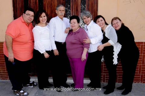 Adolfo Silveyra Cardoza y Socorro Goray de Silveyra festejaron 50 años de matrimonio junto a sus hijos Adolfo, Socorro, Alejandra, Gabriela y Belem.