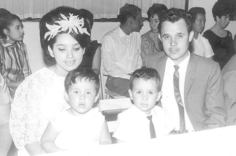 Martha  Garcí­a de Muñoz y Fernando Muñoz O., con sus hijos Fernando y Mayela en el año de 1973.