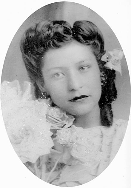 Ana  Marí­a Velázquez Gómez (f) en un estudio fotográfico de Fresnillo, Zacatecas, hace décadas.