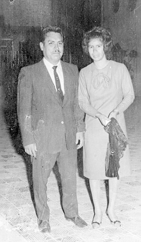 Liliana  Soto Puentes acompañada de su mamá Marí­a del Socorro Puentes de Soto y su hermano José Alfredo Soto Puentes, en el año de 1984.