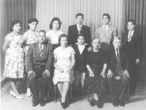 Beatriz R. Martí­nez Velazco y Alfredo Padilla Valdivia cumplieron 40 años de casados el 14 de febrero y festejaron junto a sus hijos Alfredo, Bety y Édgar, así como sus nietos.