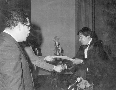 Heriberto González Nájera recibiendo su carta de pasante de Lic. en Administración de Empresas, en mayo de 1980.