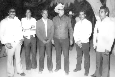 Don Mónico Diosdado Araiza (f) acompañado de sus hijos Héctor (f), Gerardo, José (f), Joaquín(f) y Román (f), hace varias décadas.