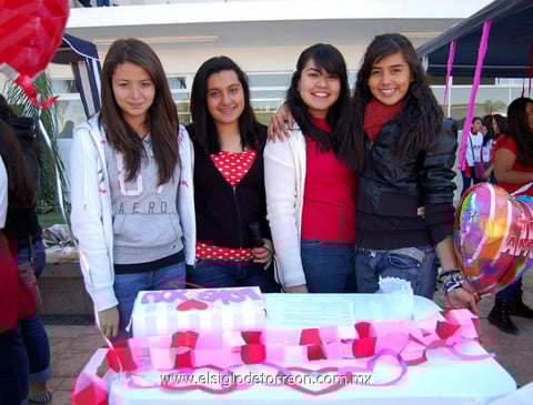 "TALENT SHOW".  Karla, Martha, Mariel y Lulú participaron en un exitoso evento escolar.