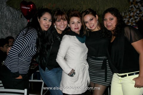 EN CONVIVENCIA.  Marissa, Pamela, Azucena, Katy y Ana Laura.