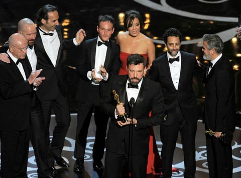 "Argo", dirigida, producida y protagonizada por Ben Affleck, se alzó hoy con el Óscar a la mejor película en la 85 edición de los premios de la Academia de Hollywood.