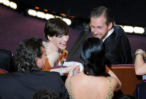 Anne Hathaway, lució encantada junto a su esposo tras recibir su galardón.