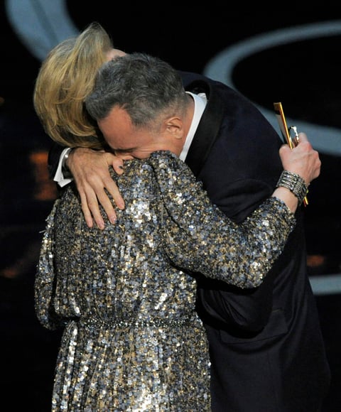 Meryl Streep, recibió a Daniel Day-Lewis en el escenario tras anunciar su triunfo en la categoría de Mejor Actor.