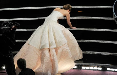 Lawrence, camino a recibir su premio, sufrió un tropiezo al subir las escaleras y cayó, pero se recuperó rápidamente y reaccionó con humor.