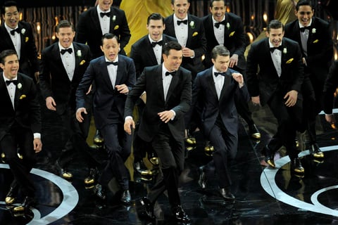 El espectáculo comenzó con una serie de números musicales presentados por el anfitrión de la velada, el actor y cantante Seth MacFarlane, en los que participaron, entre otros, Charlize Theron, Channing Tatum y Daniel Radcliff.