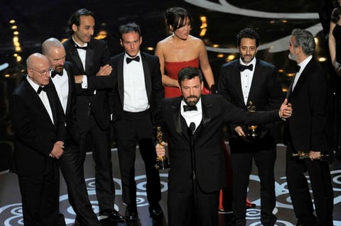 "Argo" se coronó como la mejor película del año en una dulce victoria para Ben Affleck, quien no fue nominado al Oscar al mejor director en lo que se consideró ampliamente como un desaire de la Academia.