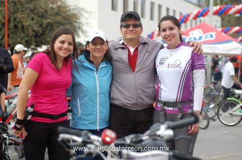 ANA , Gina, Manolo y Pamela.