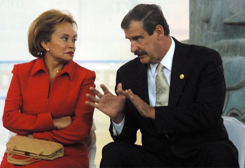 Con gobiernos del Partido Acción Nacional (PAN) se fortaleció al grado de hacer a su yerno subsecretario de Educación Básica de la SEP y luego, a Reyes Tamez —quien fuera secretario de Educación del presidente Vicente Fox— lo hizo diputado federal de Nueva Alianza.