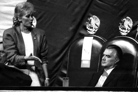 Amiga de políticos e intelectuales, Gordillo fue una humilde maestra rural en su estado natal Chiapas, sur de México, desde donde escaló hasta ser diputada federal del Partido Revolucionario Institucional (PRI).