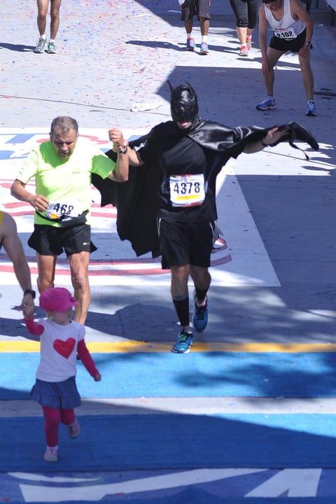 Batman apareció en el trayecto e hizo su buena obra del día al ayudar a este esforzado atleta a cruzar la meta.